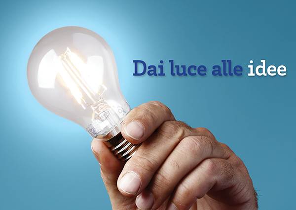 Dai luce alle tue idee: elaborazione grafica su un fotomontaggio di una mano che tiene una lampadina accessa