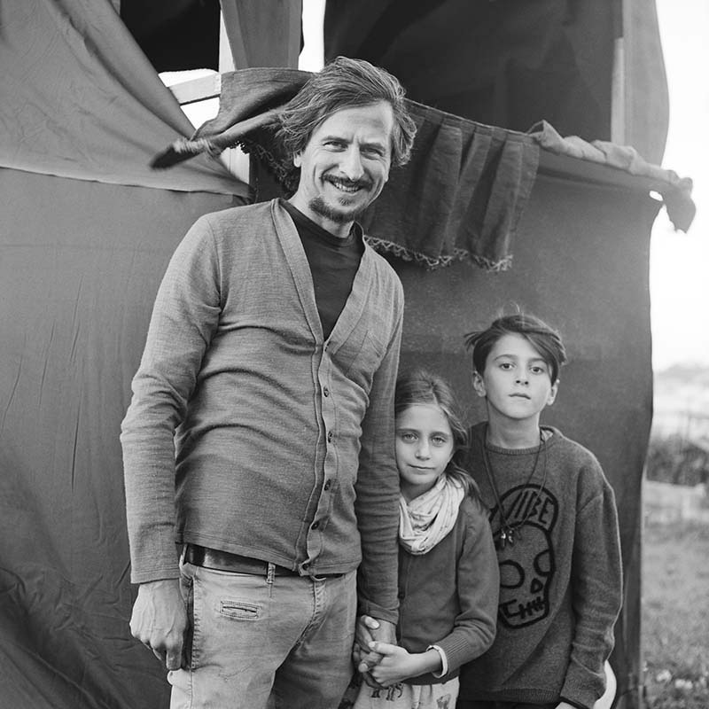 Il burattinaio Vincenzo di Maio con i figli in una fotografia in bianco e nero stampata a mano da negativo