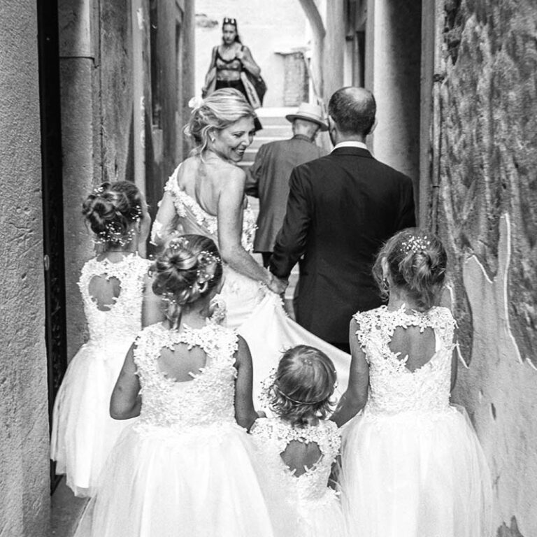 Fotografia di reportage matrimoniale in bianco e nero da pellicola stampata su cartoncino baritato fine art a mano in camera oscura