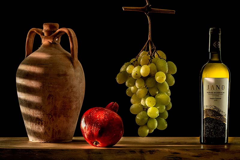 Still life ambientato di una bottiglia di vino bianco